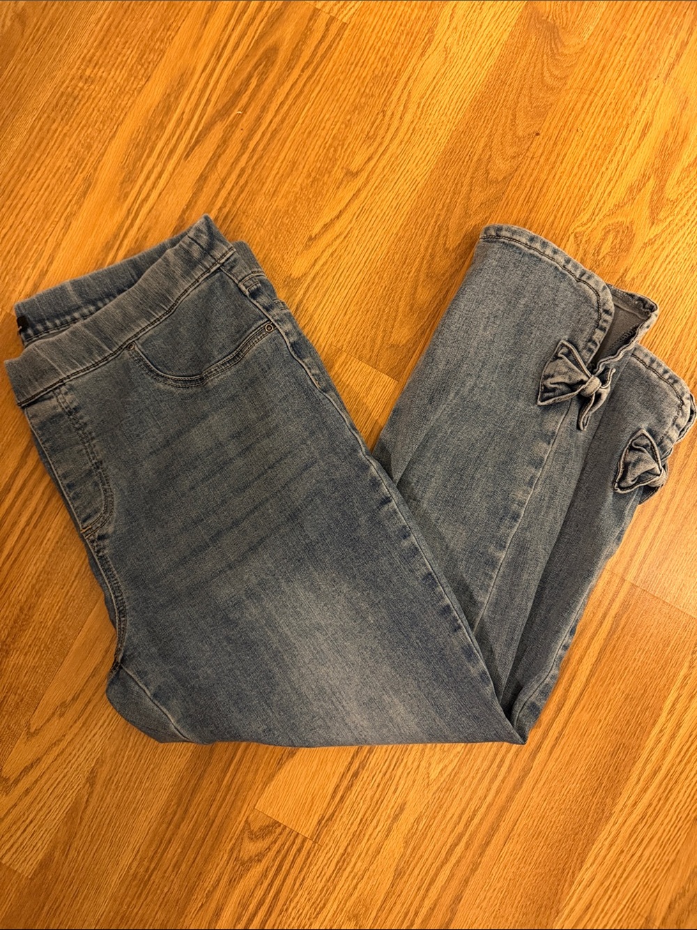 Classic Blue Women's cropped jeans with Bow-Hem Accent